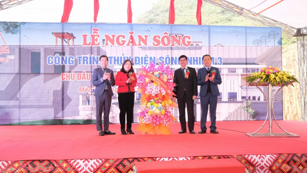 Lãnh đạo huyện Mèo Vạc tặng hoa chúc mừng chủ đầu tư dự án thủy điện Sông Nhiệm 3