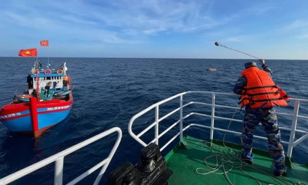 Ngư dân Lý Sơn bầu cử sớm trên biển