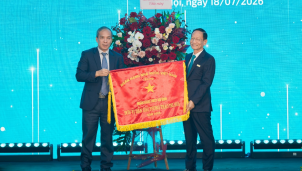 ABBank đón nhận Cờ thi đua của NHNN, tiếp tục khẳng định nền tảng tăng trưởng bền vững