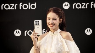 Cận cảnh Motorola Razr Fold, smartphone gập ngang giá gần 50 triệu đồng