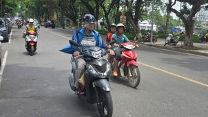 Hà Nội cấm xe máy xăng từ vành đai 1: Mỗi lần ra phố phải đi hai xe?