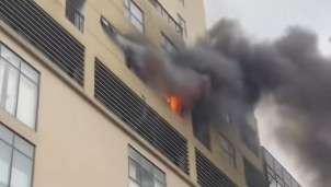 Hà Nội: Lửa bốc cháy ngùn ngụt toà nhà 26 tầng, cư dân tháo chạy từ tầng 19