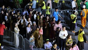 Hàng nghìn người xếp hàng xuyên đêm chiêm bái xá lợi Phật tại chùa Quán Sứ