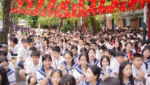 Học sinh Hà Nội náo nức bước vào năm học mới