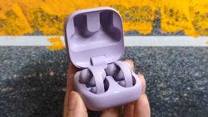 Một tuần 'sống cùng' Sony Clip WF-LC900: Tai nghe nhẹ tựa khuyên tai