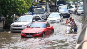 Nguyên tắc lái xe qua vùng nước ngập không lo chết máy