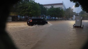 Những kinh nghiệm lái xe qua đoạn đường ngập nước an toàn Những kinh nghiệm lái xe qua đoạn đường ngập nước an toàn