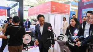 Phó Thủ tướng Bùi Thanh Sơn trải nghiệm Hội chợ Mùa Xuân 2026