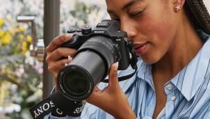 Sony ra mắt RX10 V máy ảnh siêu zoom quay 4K 120p, giá 2.300 đô la