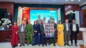 Trao di ảnh chân dung 'Đại đoàn kết' và 'Vinh quang Nhà giáo Việt Nam'