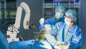 Việt Nam lần đầu ứng dụng robot AI chủ động trong phẫu thuật thay khớp