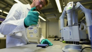 EU rót tiền cho công ty Đức sau khi Mỹ tìm cách mua độc quyền vắc-xin chống COVID-19 EU rót tiền cho công ty Đức sau khi Mỹ tìm cách mua độc quyền vắc-xin chống COVID-19