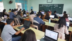 Giáo viên điêu đứng vì mức lương bấp bênh khi dạy online Giáo viên điêu đứng vì mức lương bấp bênh khi dạy online