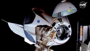 Giây phút lịch sử: tàu Crew Dragon nối với Trạm vũ trụ Quốc tế Giây phút lịch sử: tàu Crew Dragon nối với Trạm vũ trụ Quốc tế