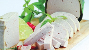 Giò, chả Tết giảm giá mạnh, người mua vẫn "chê" đắt Giò, chả Tết giảm giá mạnh, người mua vẫn "chê" đắt