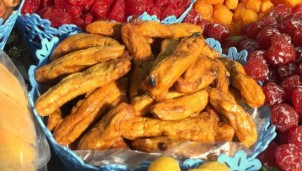 Mứt "4 không" tràn lan vỉa hè dịp Tết