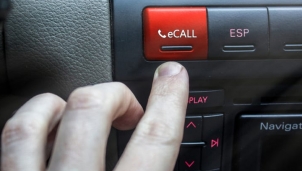 Ôtô tự động gọi cảnh sát sau khi tai nạn