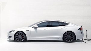 Tính năng mới: Nhắc đóng cửa bằng điện thoại trên xe Tesla