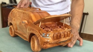 Xuất khẩu Toyota Land Cruiser 2020 - Thợ mộc Việt được lên báo nước ngoài