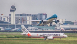 COVID-19 khiến giá vé máy bay giảm mạnh