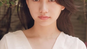 Hà Lan “ Mắt Biếc” đẹp tựa nàng thơ trong bộ ảnh váy dài trắng Hà Lan “ Mắt Biếc” đẹp tựa nàng thơ trong bộ ảnh váy dài trắng