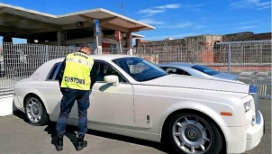 Đánh liều sử dụng da cá sấu bọc nội thất, Rolls-Royce Phantom bị Hải quan Ý tịch thu Đánh liều sử dụng da cá sấu bọc nội thất, Rolls-Royce Phantom bị Hải quan Ý tịch thu