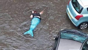 Scotland bỗng xuất hiện "nàng tiên cá" bơi lội trên đường phố ngập nước