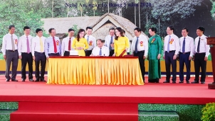 Thủ tướng ký phát hành bộ tem Kỷ niệm 130 năm ngày sinh Chủ tịch Hồ Chí Minh Thủ tướng ký phát hành bộ tem Kỷ niệm 130 năm ngày sinh Chủ tịch Hồ Chí Minh