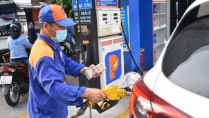 Chính phủ thông qua mức giảm thuế môi trường đối với xăng, dầu để trình UBTVQH Chính phủ thông qua mức giảm thuế môi trường đối với xăng, dầu để trình UBTVQH