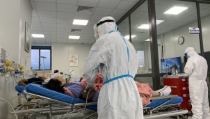 COVID-19 chuyển sang nhóm B thì người bệnh sẽ không còn được điều trị miến phí COVID-19 chuyển sang nhóm B thì người bệnh sẽ không còn được điều trị miến phí