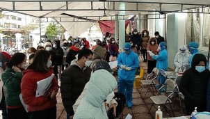 F0 xếp hàng dài tại cơ sở y tế để hoàn thiện hồ sơ hưởng quyền lợi BHXH F0 xếp hàng dài tại cơ sở y tế để hoàn thiện hồ sơ hưởng quyền lợi BHXH