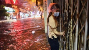 Hà Nội ngập năng chỉ sau 2 giờ mưa lớn