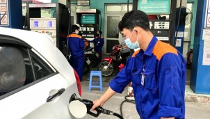 Mỗi lít xăng A95 phải 'gánh' 10 nghìn đồng tiền thuế Mỗi lít xăng A95 phải 'gánh' 10 nghìn đồng tiền thuế