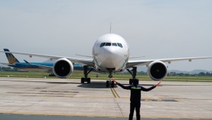 Nhân viên mặt đất đảm bảo an toàn bay dưới năng nóng 60 độ C ở Nội Bài