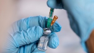 Nhật Bản: Hãng dược tập trung nghiên cứu để bào chế vaccine chống lại biến thể Omicron Nhật Bản: Hãng dược tập trung nghiên cứu để bào chế vaccine chống lại biến thể Omicron