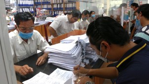 Bộ Chính trị yêu cầu tinh giảm 5% biến chế cán bộ công chức trong giai đoạn 2021 - 2026 Bộ Chính trị yêu cầu tinh giảm 5% biến chế cán bộ công chức trong giai đoạn 2021 - 2026