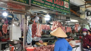 Xăng đã giảm sâu nhưng giá cả các mặt hàng ngoài chợ lại ngược chiều bất thường