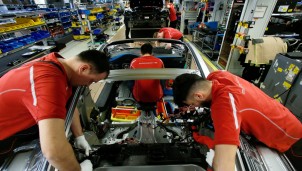 Các nhà sản xuất xe ô tô đóng cửa nhà máy ở châu Âu vì dịch COVID-19