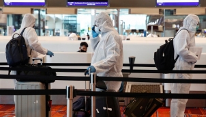 Cập nhật tình hình dịch COVID-19: Singapore bắt buộc đeo thiết bị giám sát điện tử vơi du khách Cập nhật tình hình dịch COVID-19: Singapore bắt buộc đeo thiết bị giám sát điện tử vơi du khách