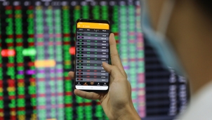 Cổ phiếu ngân hàng 'lạc nhịp' kéo VN-Index rời mốc lịch sử Cổ phiếu ngân hàng 'lạc nhịp' kéo VN-Index rời mốc lịch sử