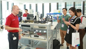Chuyển đổi số - Chìa khoá để doanh nghiệp nắm bắt cơ hội thời hậu COVID-19 Chuyển đổi số - Chìa khoá để doanh nghiệp nắm bắt cơ hội thời hậu COVID-19