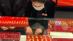 Dự báo giá vàng hôm nay 25/2: Giá tiếp tục leo cao do nhận được trợ lực từ COVID-19 Dự báo giá vàng hôm nay 25/2: Giá tiếp tục leo cao do nhận được trợ lực từ COVID-19