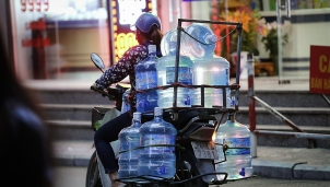 Hà Nội: Sau khi phát hiện nước có mùi lạ, nước đóng bình trở nên khan hàng Hà Nội: Sau khi phát hiện nước có mùi lạ, nước đóng bình trở nên khan hàng