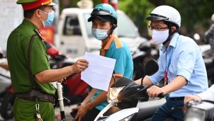 Hà Nội sẽ sửa đổi quy định về mẫu 'Giấy đi đường' nhằm tăng cường kiểm soát đi lại của người dân Hà Nội sẽ sửa đổi quy định về mẫu 'Giấy đi đường' nhằm tăng cường kiểm soát đi lại của người dân