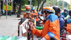 Hà Nội tổ chức kiểm soát người ra đường bằng ứng dụng 'di biến động dân cư' trên toàn Thành phố Hà Nội tổ chức kiểm soát người ra đường bằng ứng dụng 'di biến động dân cư' trên toàn Thành phố