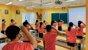 Học sinh trở lại trường cùng với những lo lắng của phụ huynh sau kỳ nghỉ vì COVID-19 Học sinh trở lại trường cùng với những lo lắng của phụ huynh sau kỳ nghỉ vì COVID-19