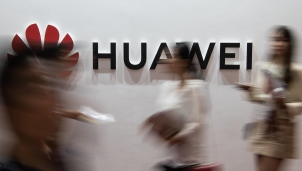 Huawei mất 30% doanh thu do các lệnh trừng phạt của Mỹ Huawei mất 30% doanh thu do các lệnh trừng phạt của Mỹ