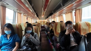 Người dân đang phải 'oằn mình' chống đỡ áp lực kép từ dịch COVID-19 và giá xăng tăng mạnh Người dân đang phải 'oằn mình' chống đỡ áp lực kép từ dịch COVID-19 và giá xăng tăng mạnh