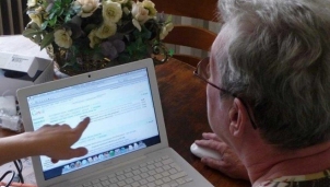 Người già Mỹ 'nghiện' công nghệ hơn giới trẻ, tốn 10 tiếng mỗi ngày
