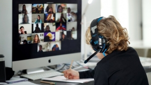 Nhà thờ kiện Zoom vì hình ảnh khiêu dâm